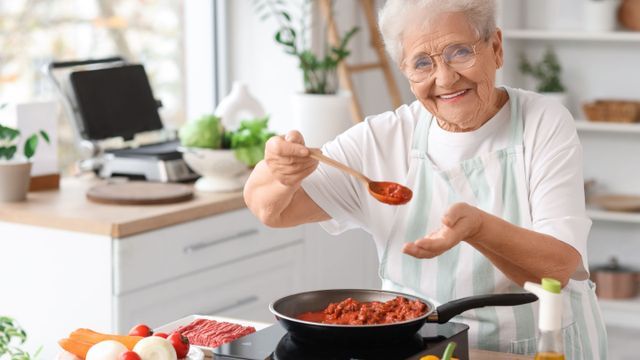 El truco de las abuelas para no mancharse las manos al hacer albóndigas.