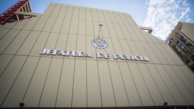 Era policía, se jubiló y se cambió de "bando".