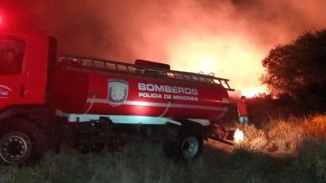 Bomberos trabajaron más de ocho horas para sofocar un incendio de 10 hectáreas en Posadas.