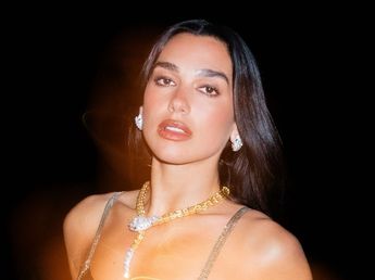 Dua Lipa se sumó a la tendencia "normcore elevated" festejó su cumpleaños con un look estilo "preppy"