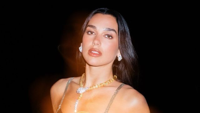 Dua Lipa se sumó a la tendencia "normcore elevated" festejó su cumpleaños con un look estilo "preppy"