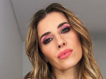 Vestido con corte "sirena" y peinado recogido "escultórico": el audaz look total black de Mariana Brey