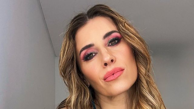 Vestido estilo "sirena" y peinado recogido alto escultórico: el audaz look total black de Mariana Brey