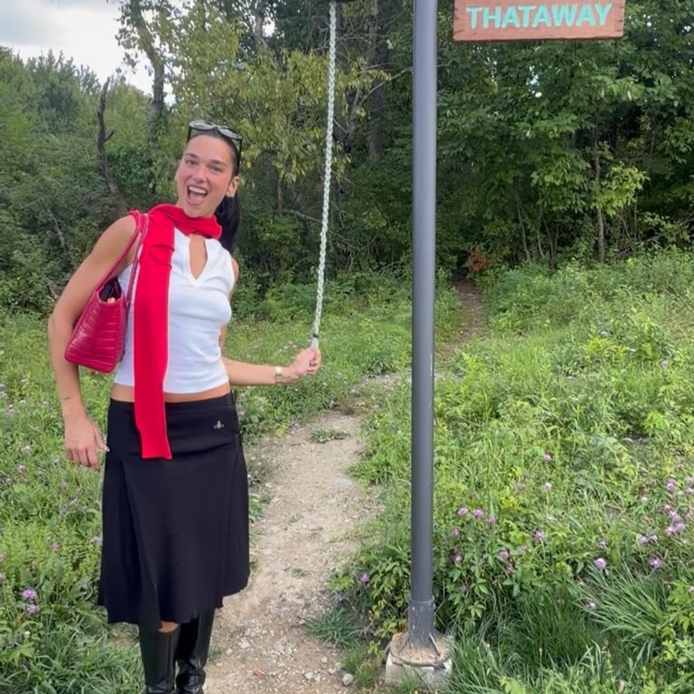 Dua Lipa se sumó a la tendencia "normcore elevated" festejó su cumpleaños con un look estilo "preppy"