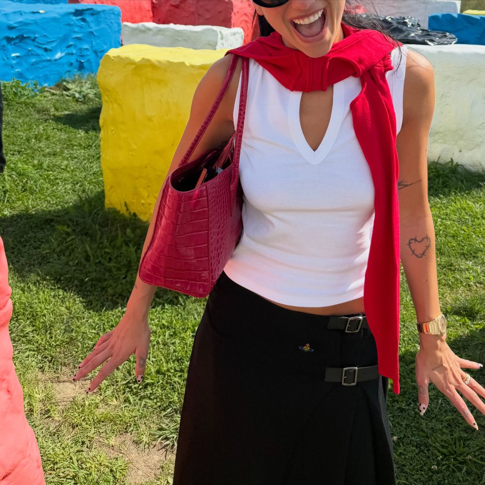 Dua Lipa se sumó a la tendencia "normcore elevated" festejó su cumpleaños con un look estilo "preppy"