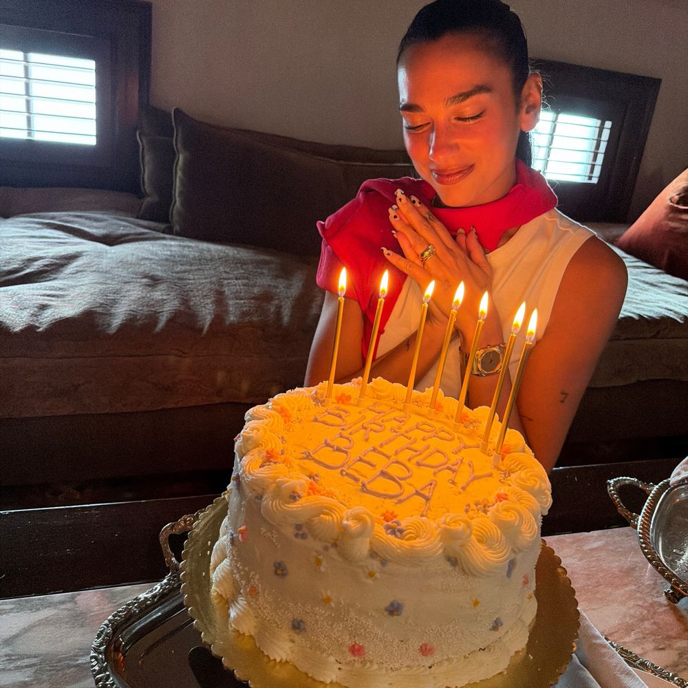 Dua Lipa se sumó a la tendencia "normcore elevated" festejó su cumpleaños con un look estilo "preppy"