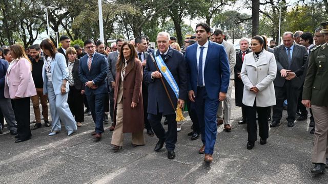 El gobernador combinó el repaso histórico sobre la Independencia con un cuestionamiento a la actualidad institucional argentina.