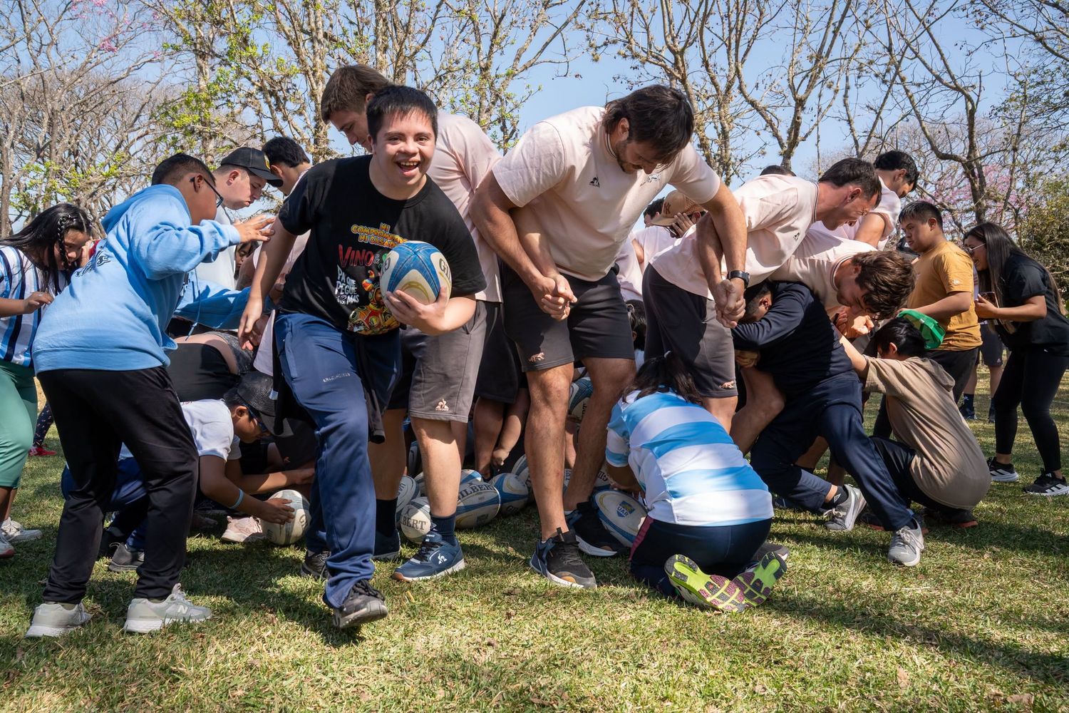 Escapando de la marca y con una gran sonrisa en el rostro, el jugador de "Todos Juntos" corre imparable rumbo a convertir su try.