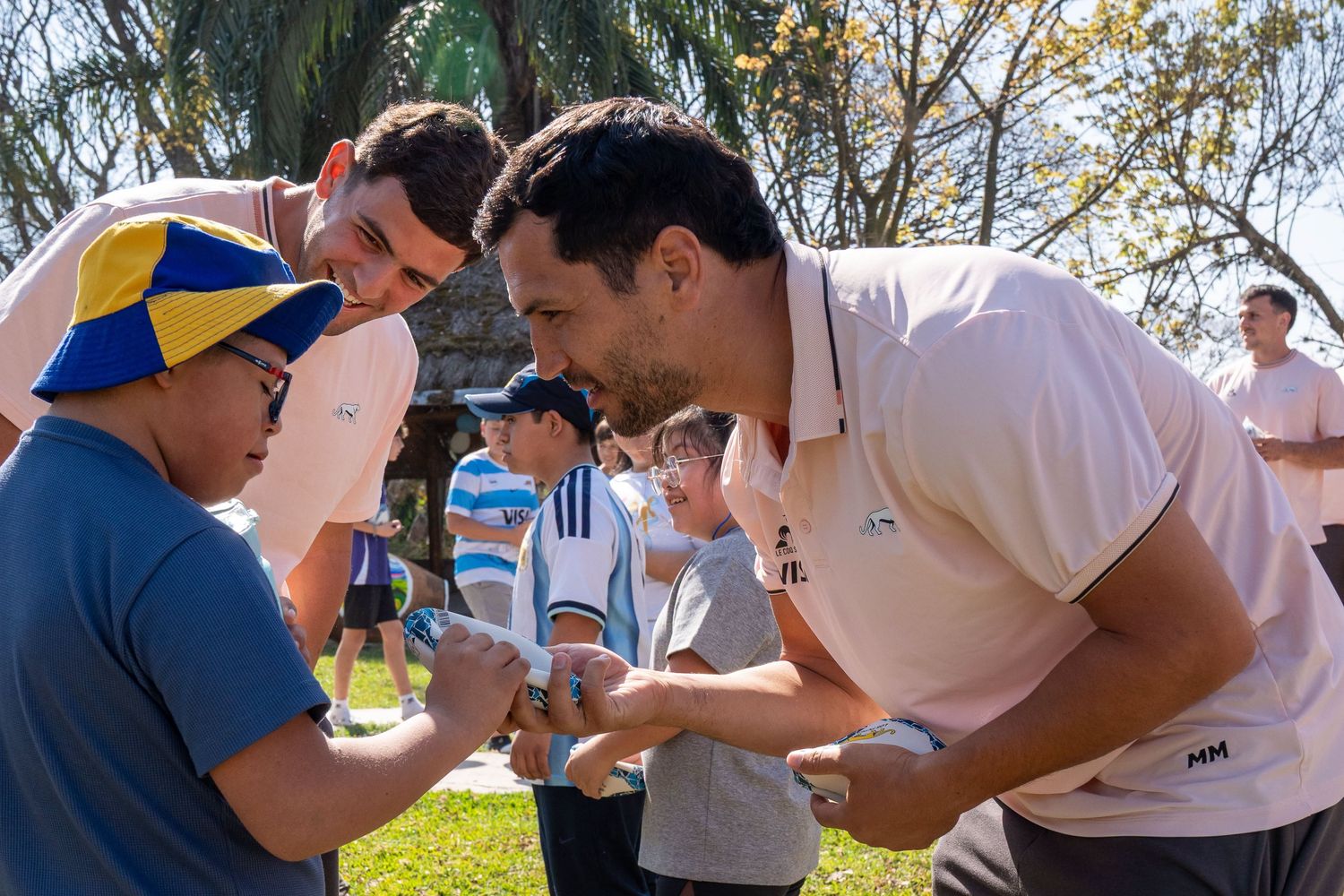 Los chicos de "Todos Juntos" recibieron de manos de los propios "pumas", pequeñas pelotas de rugby como recuerdo del encuentro.