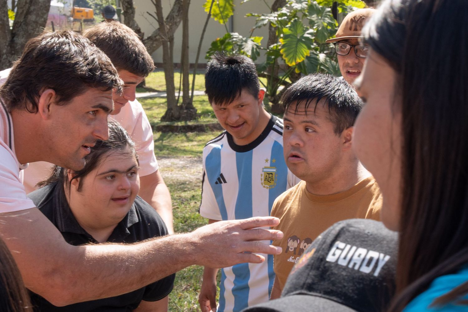 El capitán de Los Pumas, Pablo Matera, prepara la jugada con su equipo, que escucha con atención las instrucciones. La tarde fue sumamente entretenida en la granja de "Todos Juntos".