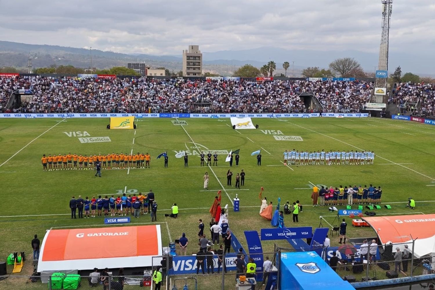 Con los seleccionados nacionales de Australia y de Argentina formados en el campo de juego, el emotivo momento en que la concurrencia corea el Himno Nacional acompañando la interpretación de la joven folklorista local Wara Calpanchay.