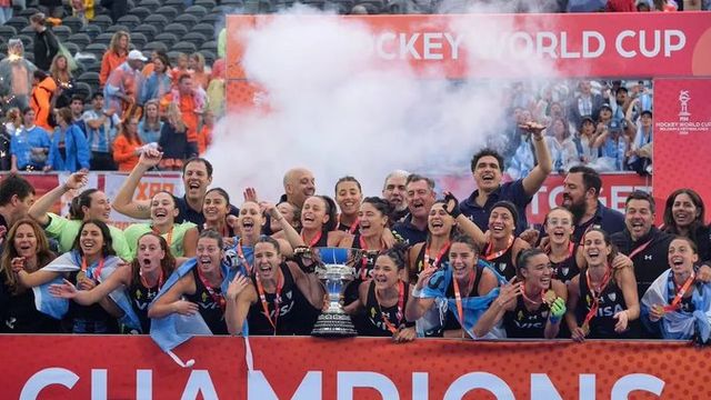 Festejo total de Las Leonas, campeonas del mundo por tercera vez.