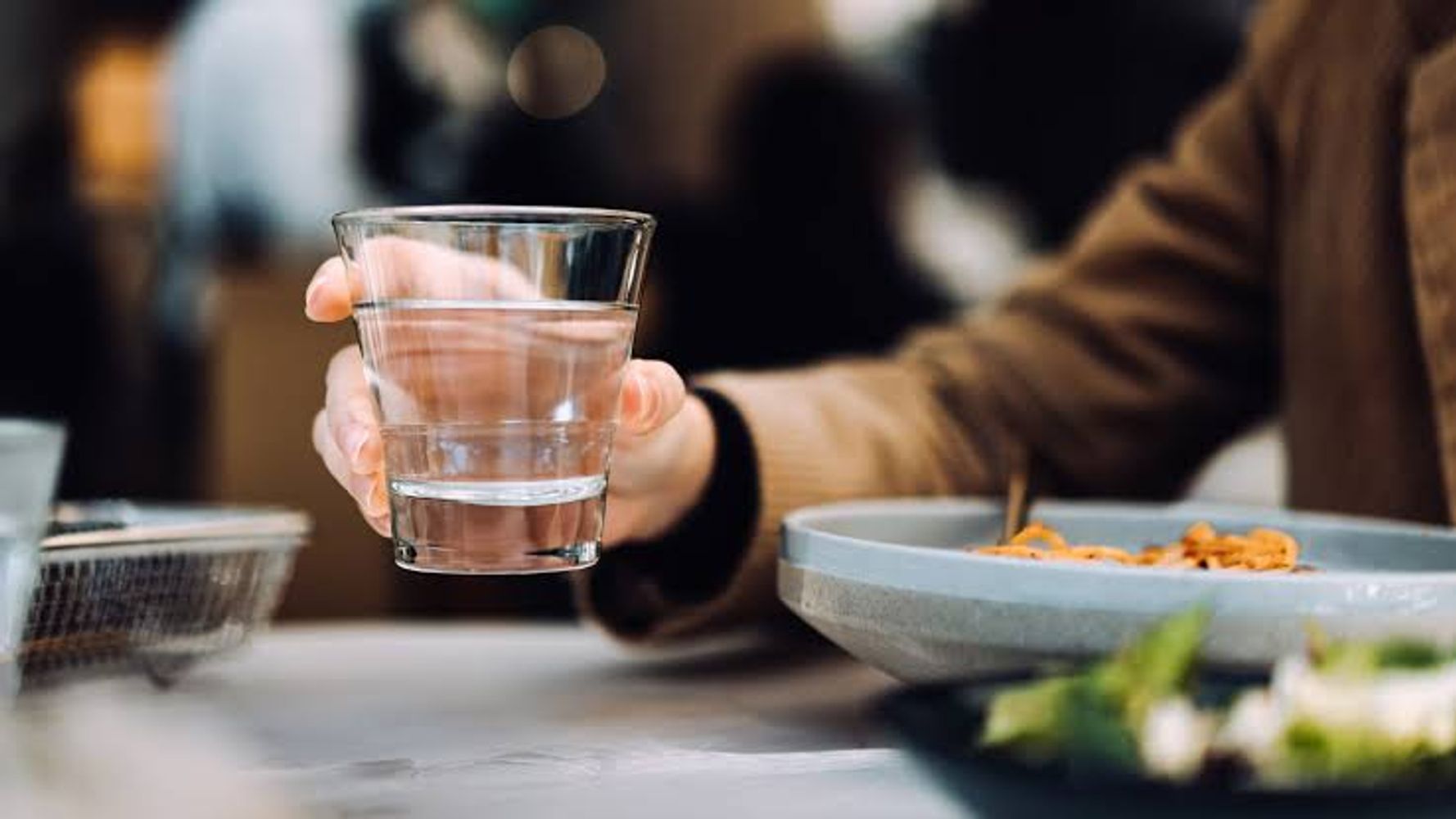 Daniel López Rosetti, médico cardiólogo: "Esta es la verdad del mito de tomar agua durante las comidas"