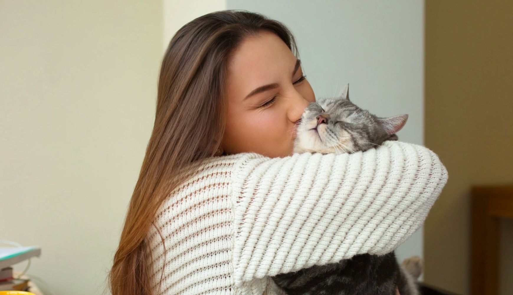 Los veterinarios advierten: las personas que besan a sus gatos en exceso están alterando las rutinas de su mascota