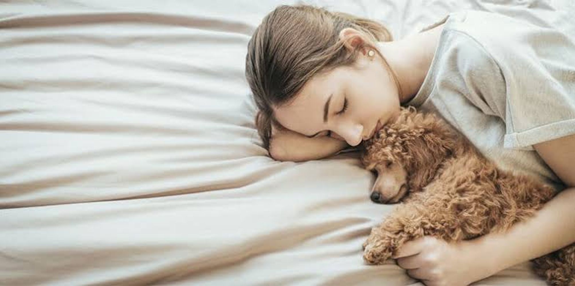 Sandra Mitchell, veterinaria: "No hay una respuesta corta y simple sobre dormir con tu perro en la misma cama. Es un quizá, una respuesta más complicada de lo que parece"