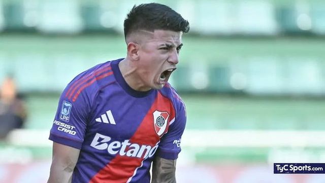 Festejo con suspenso, y polémica, para el primer gol deThiago Almada en River
