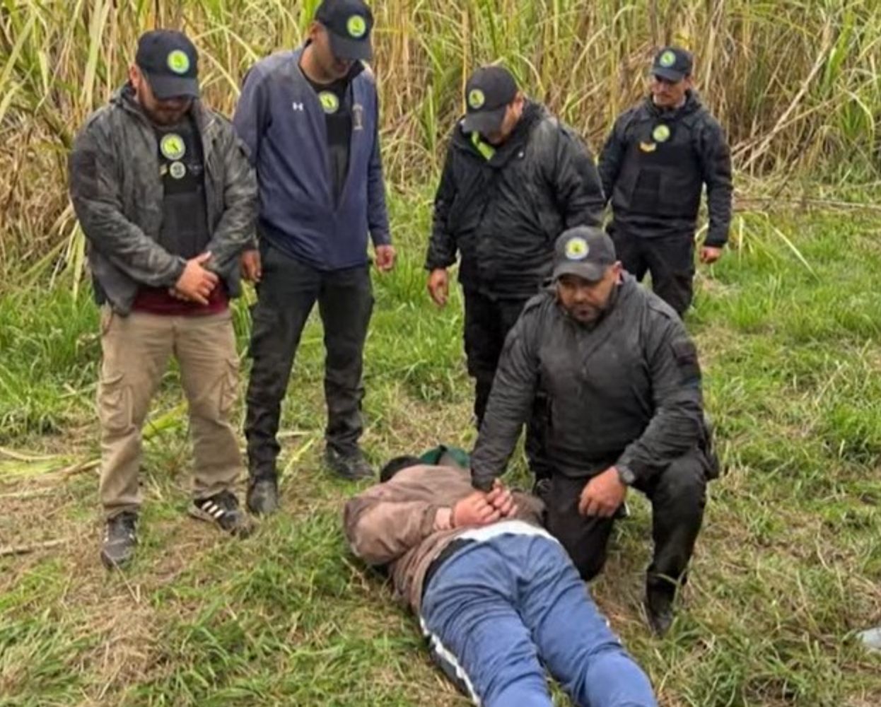 Uno de los sospechosos fue hallado en un cañaveral, en compañía de una adolescente.