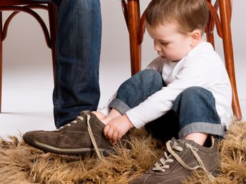 Un niño se pone los zapatos de sus padres porque está ensayando el mundo adulto, pero este juego tiene sus connotaciones, según psicologos