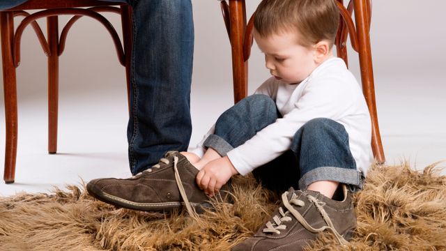 Qué significa que los niños se pongan los zapatos de los papás.