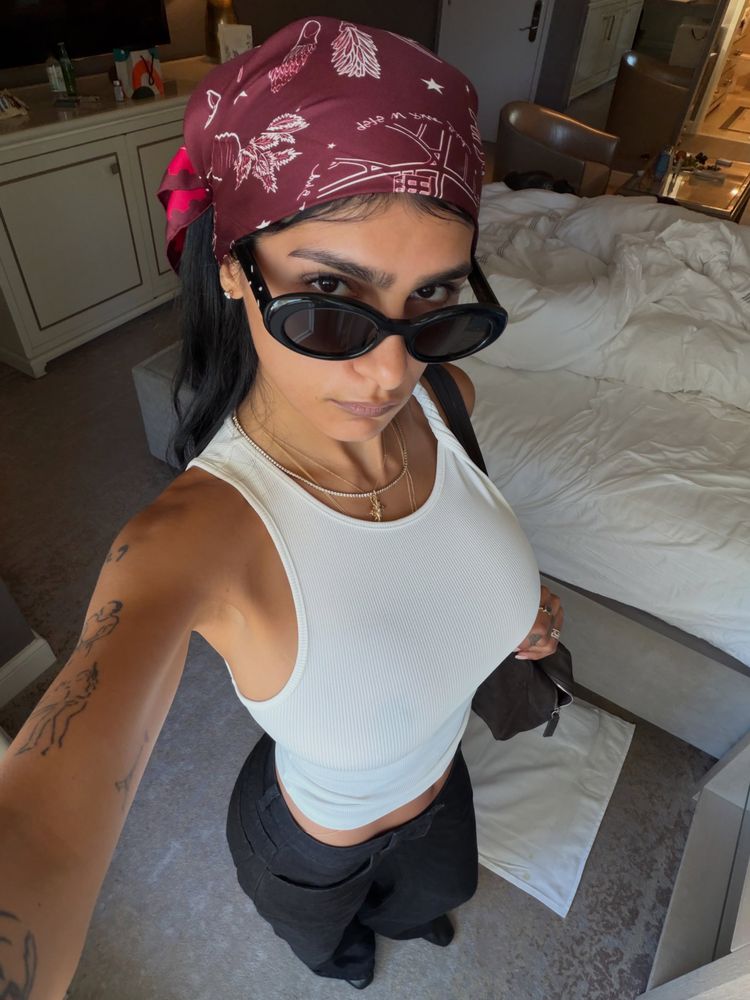 Mia Khalifa se adelantó al verano y deslumbró con un look urbano estilo "Y2K" que es tendencia