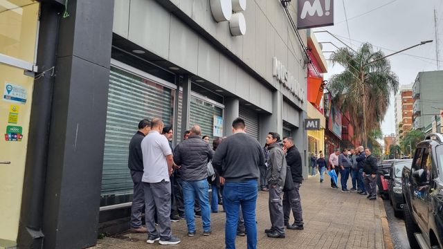 Trabajadores de la sucursal en Posadas se reunieron frente al local este lunes para exigir respuestas oficiales por parte de la empresa.