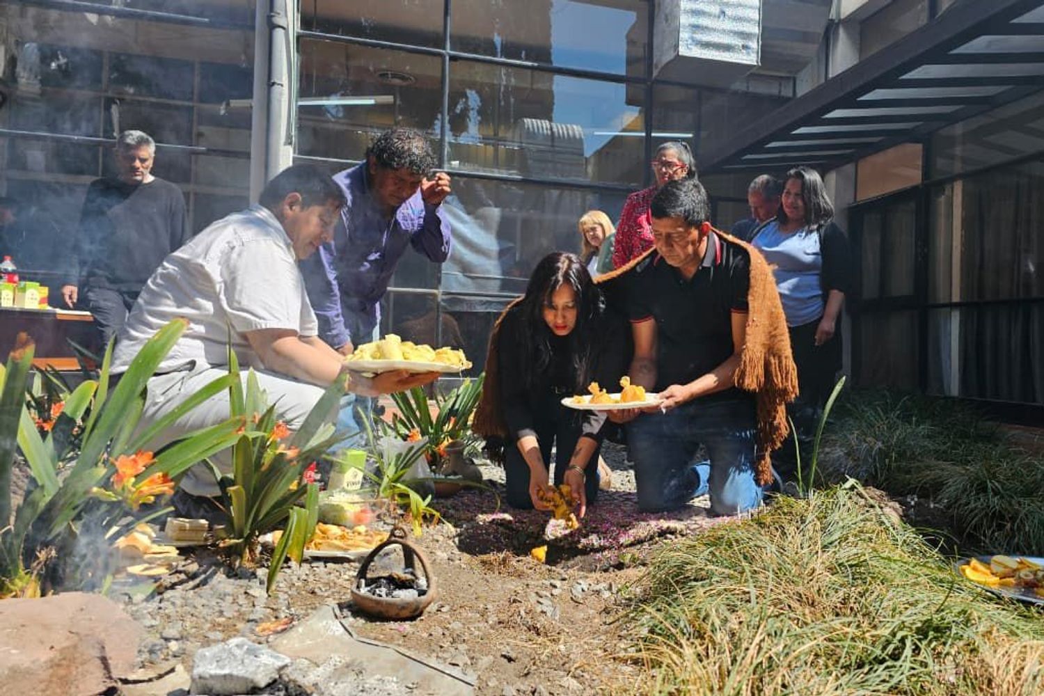 Autoridades y funcionarios de la Legislatura, junto a trabajadores de la institución, reeditaron la ceremonia de tributar las ofrendas a la Madre Tierra, en el marco de los rituales propios de esta celebración.