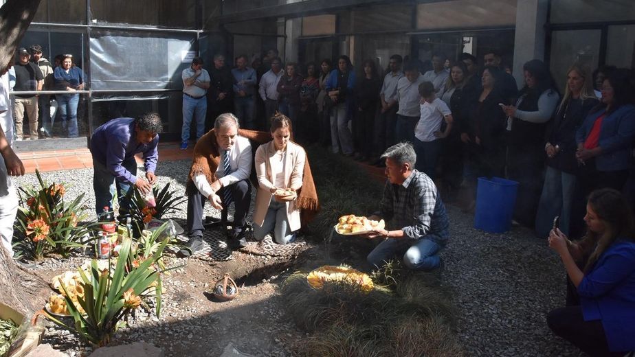 En un patio interno del edificio de la Legislatura de Jujuy se ofició el rito de honrar a la Pachamama, una tradición de los pueblos andinos que tiene orígenes ancestrales.