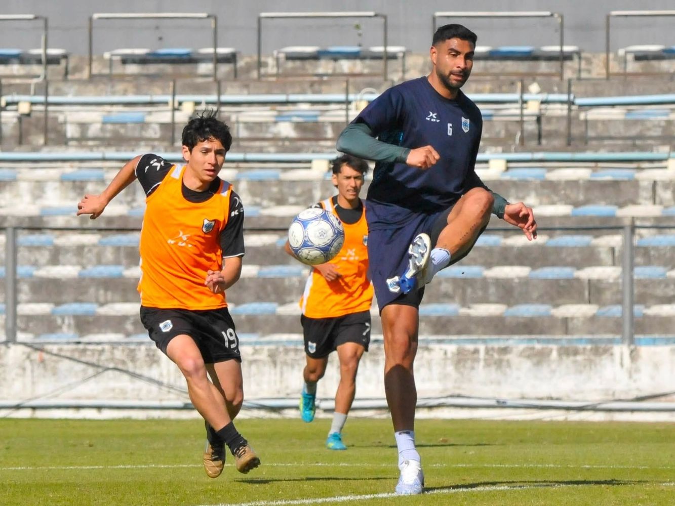 Joaquín Varela, defensor del "Lobo", convocó a la unidad entre jugadores e hinchada para la recta final del torneo y destacó el orgullo de un plantel que llegó a esta instancia peleando el campeonato tal como se lo propuso desde el inicio de la temporada.