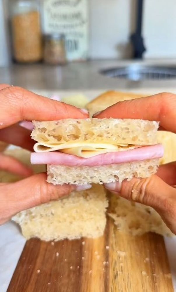 Cómo hacer sándwich de miga sin TACC: la receta en licuadora que no lleva harinas ni requiere amasar
