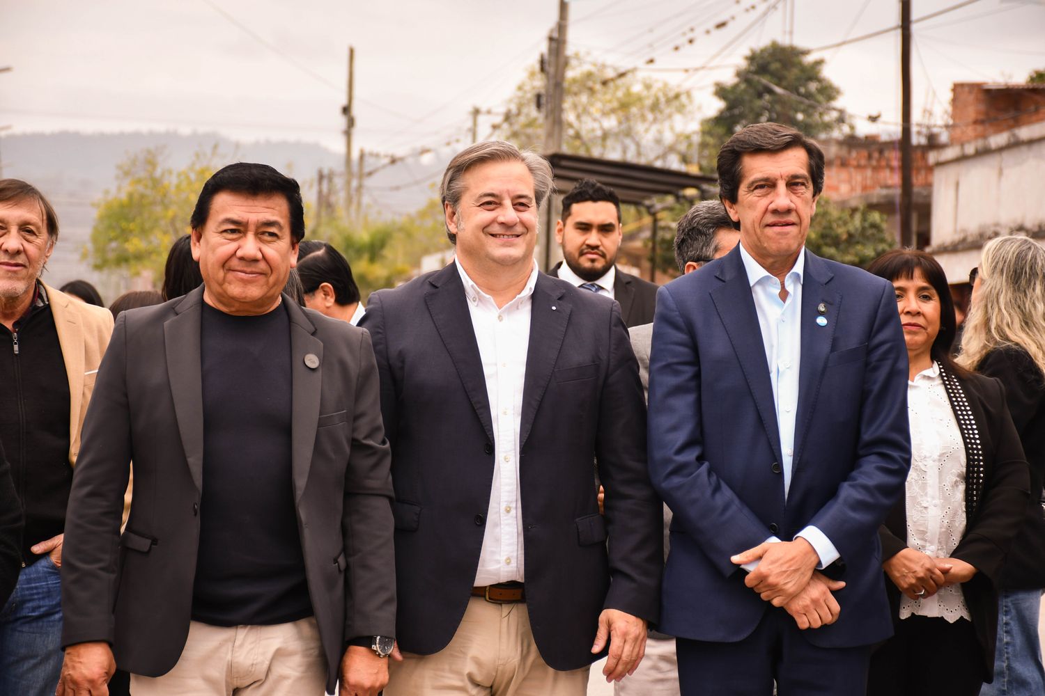 Los ediles Néstor Barrios y Gastón Millón, presidente del Concejo Deliberante (al centro), junto al gobernador Carlos Sadir, en los festejos por los 69 años de la fundación del barrio Alberdi de la capital jujeña.