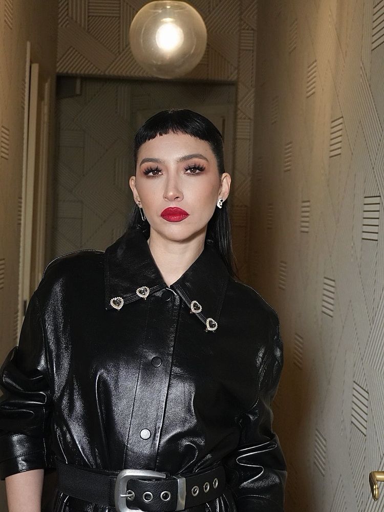 Sofía Gala Castiglione se sumó a la tendencia del micro flequillo estilo "baby bangs" y arrasó con un look glam rock