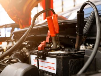 Estos son los dos sencillos trucos para cargar la batería de un coche cuando no tienes cargador, según los mécanicos expertos