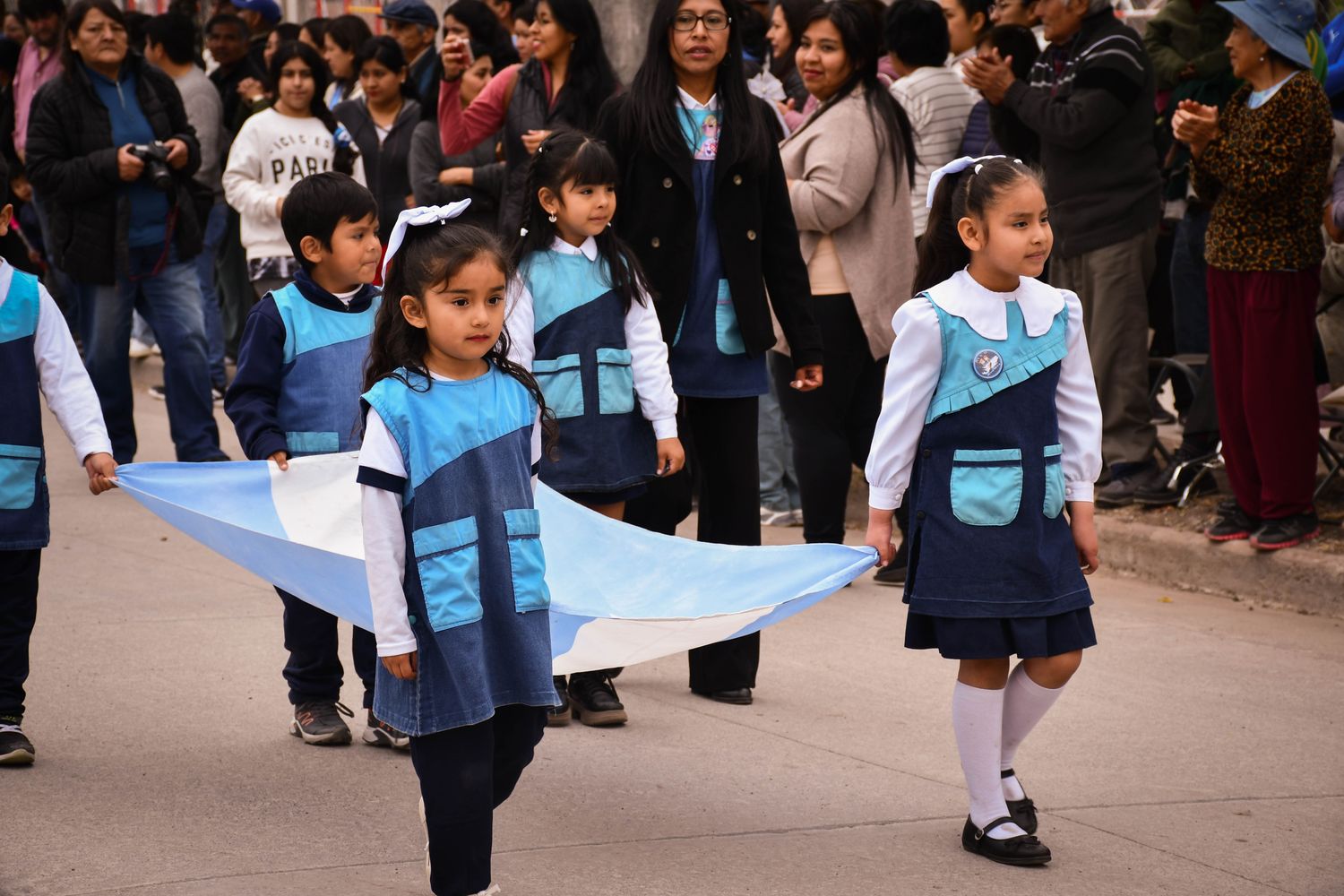Numeroso público asistió a los actos en el barrio Alberdi, participando en las ceremonias y aplaudiendo el paso de los escolares y demás delegaciones en el desfile de cierre.