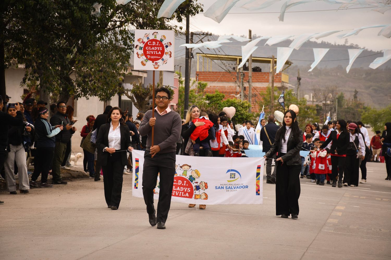 Las instituciones que componen la comunidad del sector estuvieron presentes en la colorida celebración del barrio Alberdi.