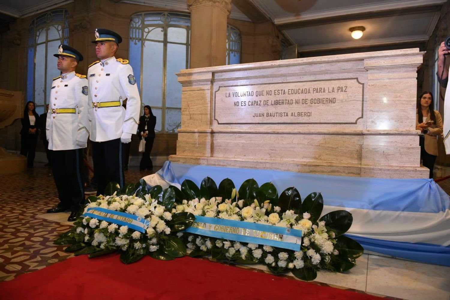Casa de Gobierno fue escenario de la tradicional colocación de la palma de Pueblo y Gobierno.