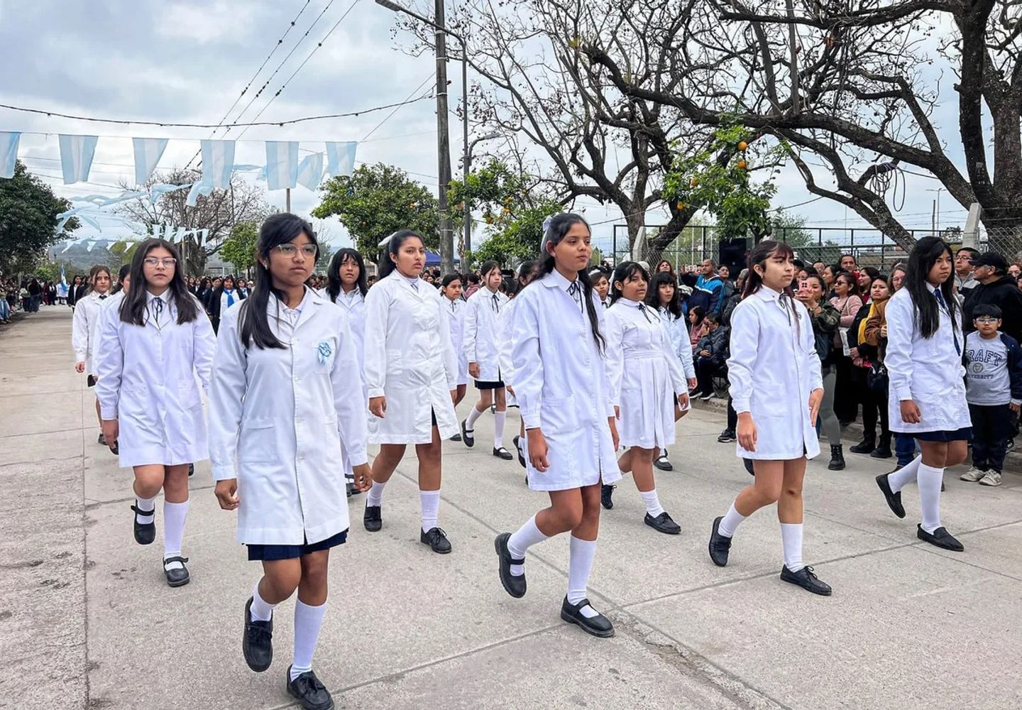 Delegaciones escolares participaron en el desfile realizado en el marco de la celebración de un nuevo aniversario del barrio Alberdi, en San Salvador de Jujuy.