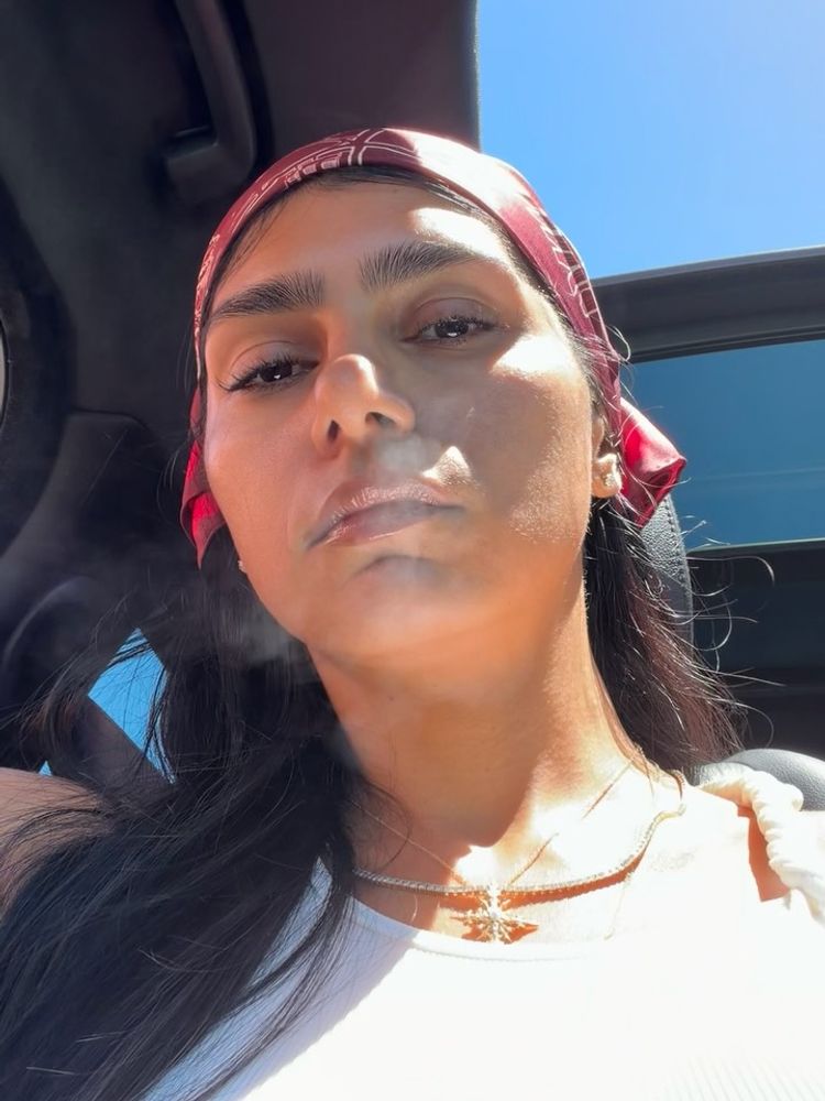 Mia Khalifa se adelantó al verano y deslumbró con un look urbano estilo "Y2K" que es tendencia