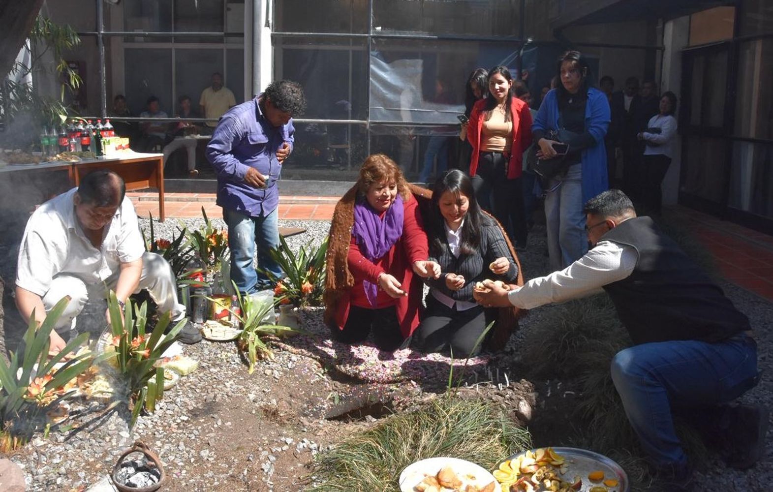 La ceremonia para agradecer a la Pachamama es ya una tradición que año tras año reúne a la familia legislativa para agradecer los dones recibidos.