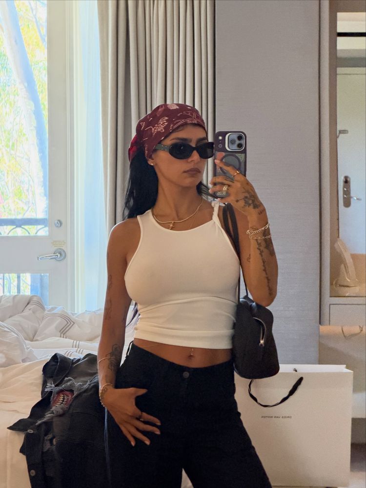 Mia Khalifa se adelantó al verano y deslumbró con un look urbano estilo "Y2K" que es tendencia