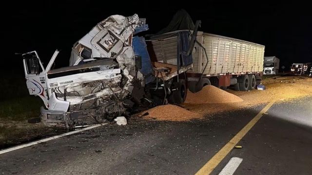 Iba en bicicleta por la Ruta 90 y quedó en medio del choque frontal entre dos camiones: murió en el lugar
