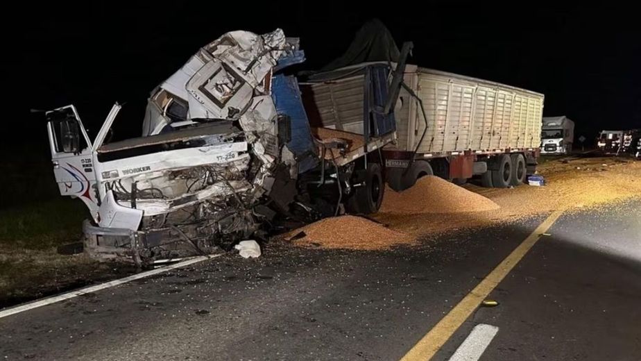 Iba en bicicleta por la Ruta 90 y quedó en medio del choque frontal entre dos camiones: murió en el lugar