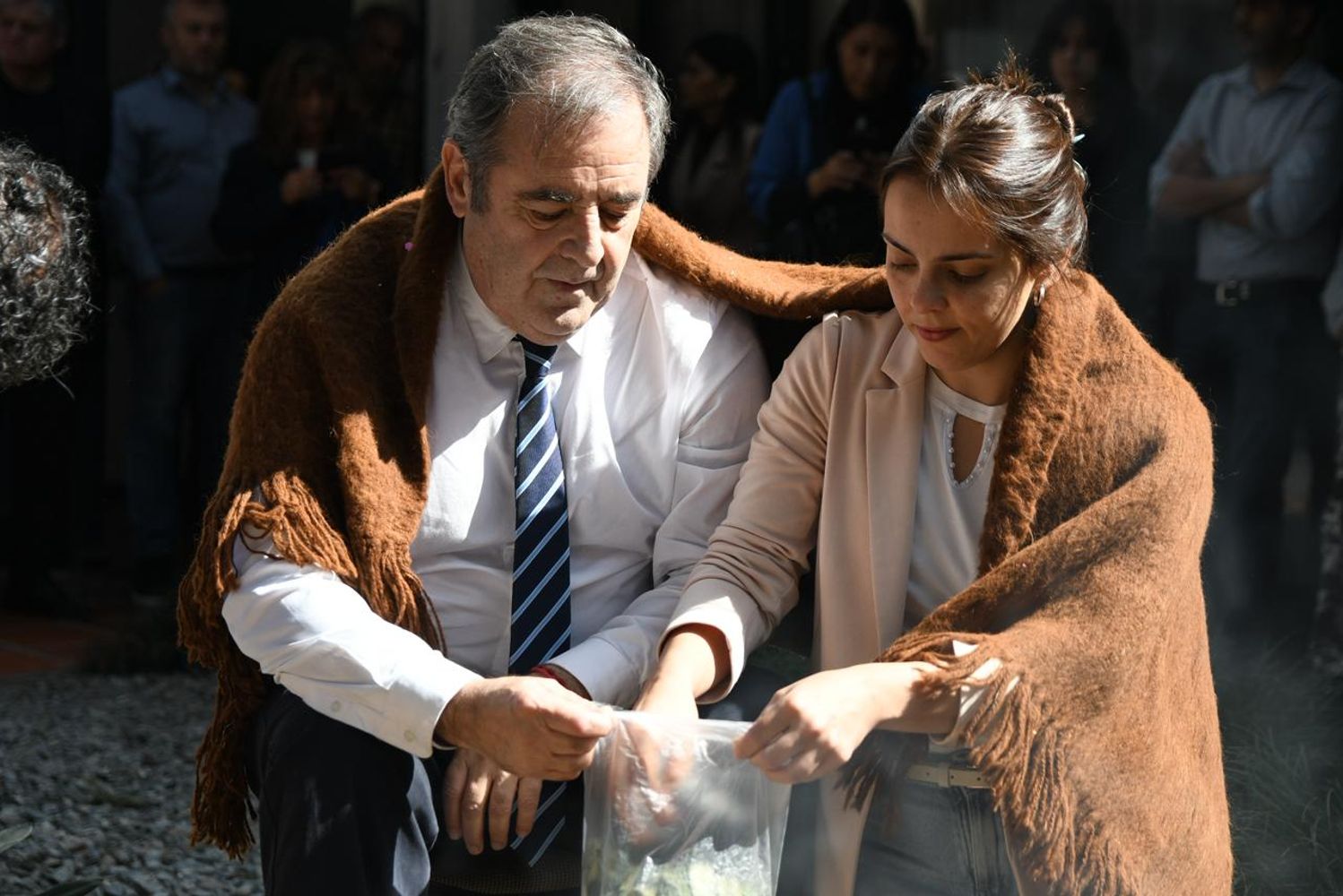 El vicegobernador Alberto Bernis y la diputada provincial Gisel Bravo, en el momento de ofrendar a la Pachamama.
