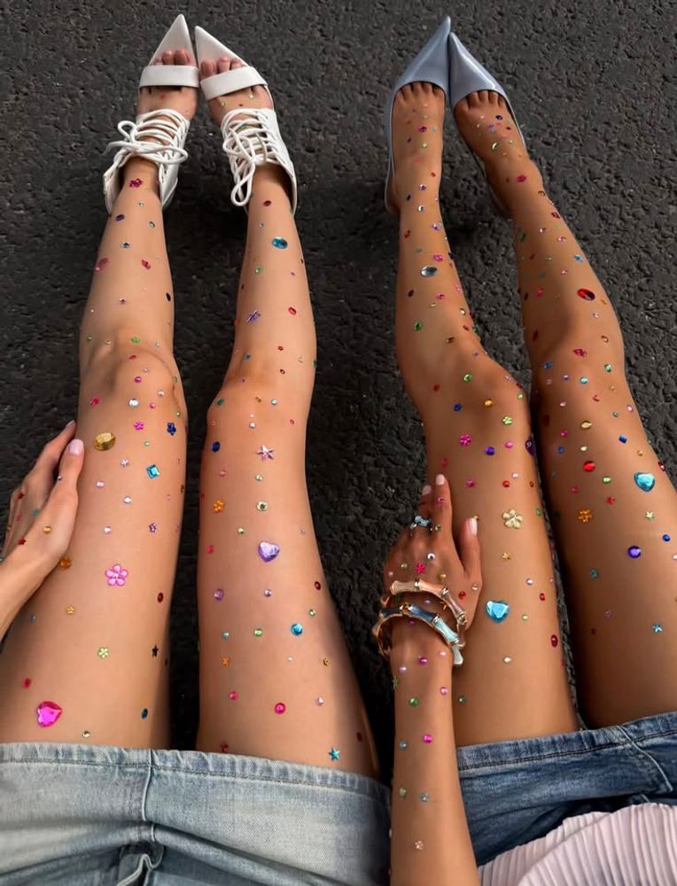 ¿Notaste que todos están usando gemas y brillos? Esta es la tendencia que explica por qué.