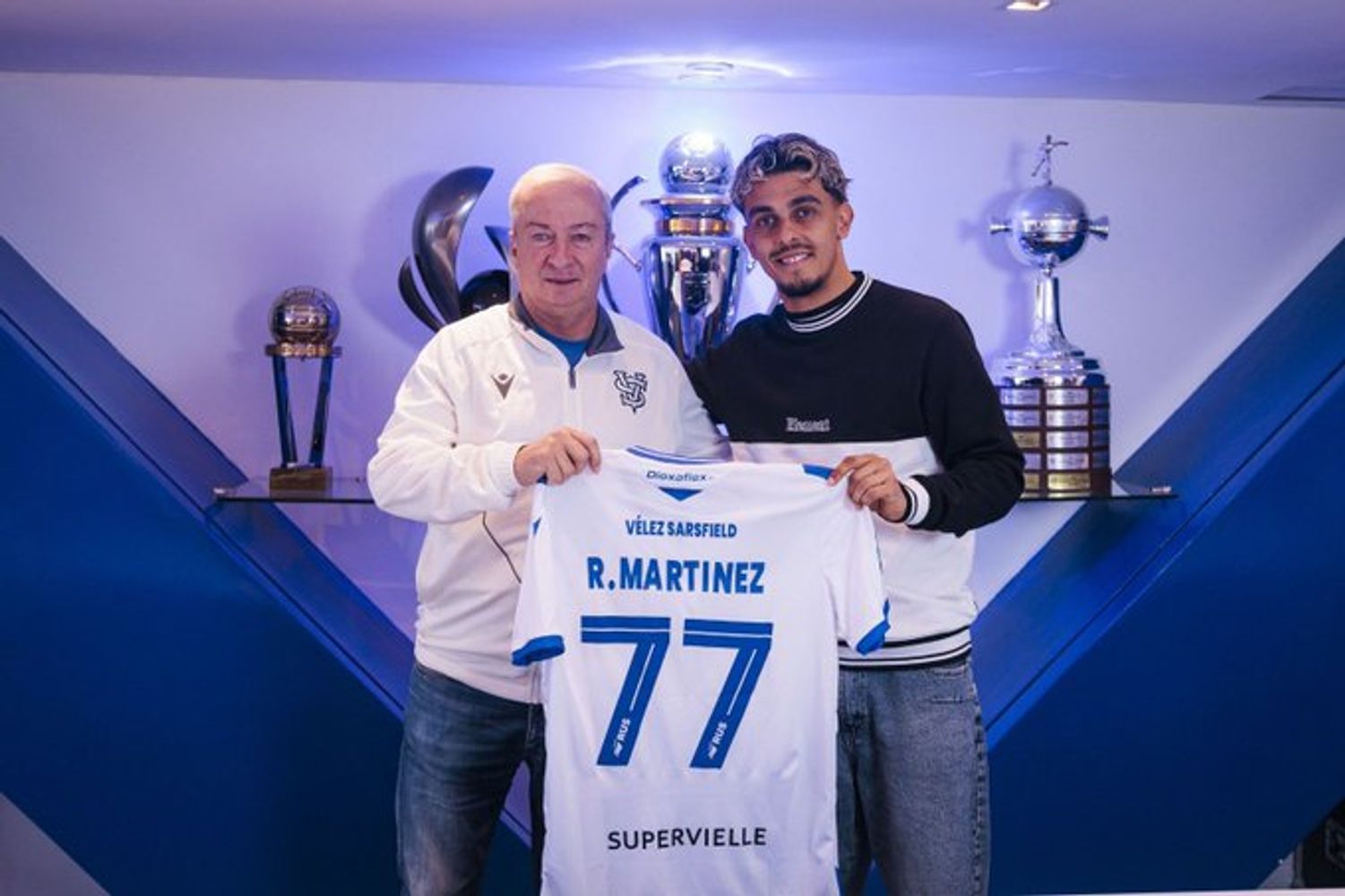 El paraguayo Ronaldo Martínez dejó Talleres y ya posó con su nueva camiseta.