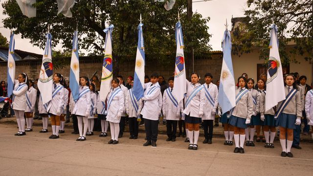 Frentes de banderas de diferentes instituciones educativas del sector dieron marco patrio al acto oficial por el 69º aniversario del barrio Alberdi.