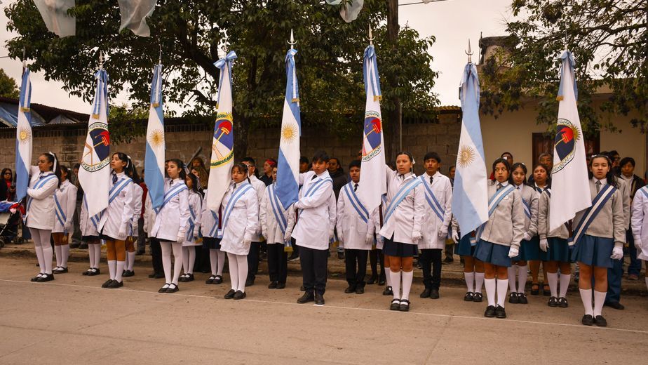 Frentes de banderas de diferentes instituciones educativas del sector dieron marco patrio al acto oficial por el 69º aniversario del barrio Alberdi.