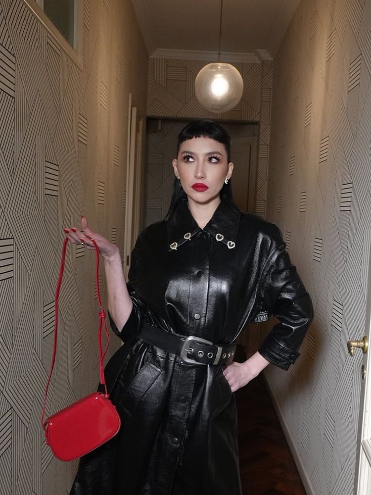 Sofía Gala Castiglione se sumó a la tendencia del micro flequillo estilo "baby bangs" y arrasó con un look glam rock