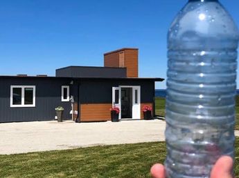 Arquitectura sostenible y económica: construyeron una casa con miles de botellas de plástico que soporta huracanes