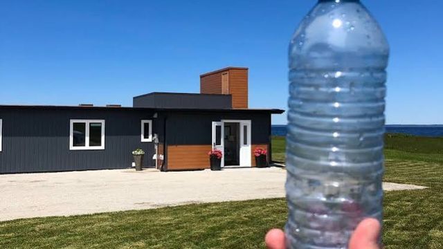 Construyeron una casa con botellas recicladas.