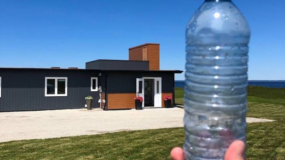 Construyeron una casa con botellas recicladas.